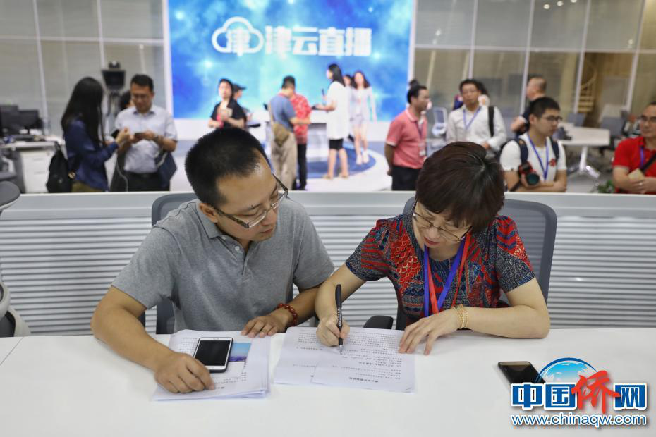 包含冰城小伙联手央视讲好“家乡故事”-资讯-海外网的词条